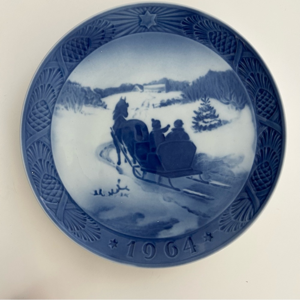 🔻🔻Vintage 1964 Royal Copenhagen Christmas Plate – Fetching the Christmas Tree